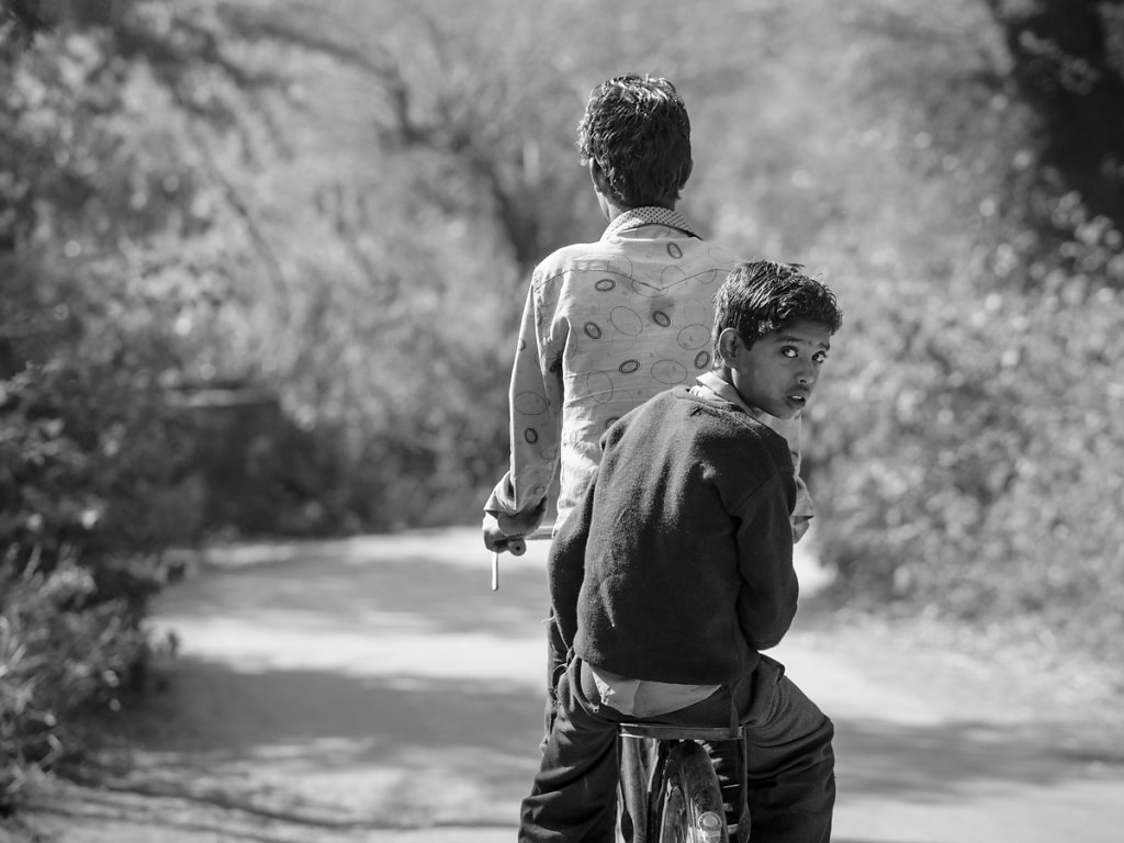 Looking back ..., Sisarma Village near Udaipur - Rajasthan